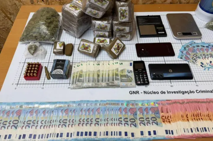 Detido por tráfico de estupefacientes e apreensão de mais de 10 900 doses de produto estupefaciente