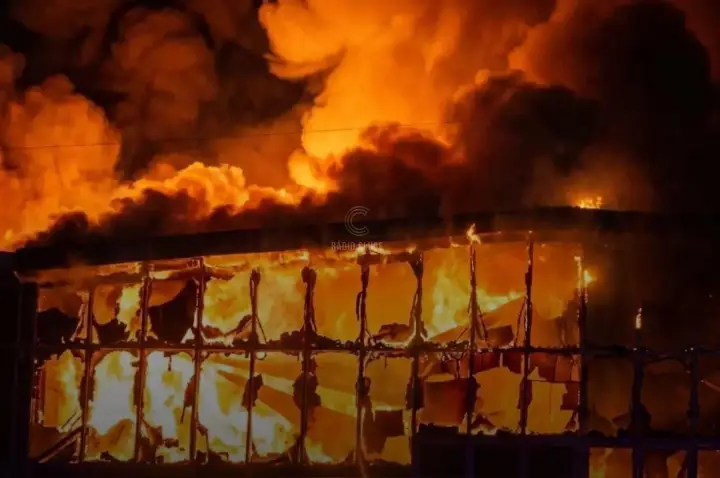 Grande incêndio destrói complexo de armazéns em Sobrosa