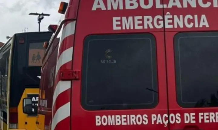 Homem de 95 anos fica encarcerado após colisão em Meixomil