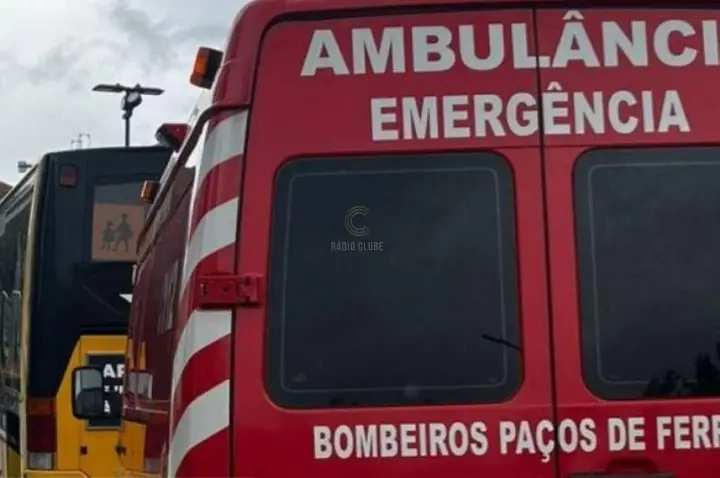 Homem de 95 anos fica encarcerado após colisão em Meixomil