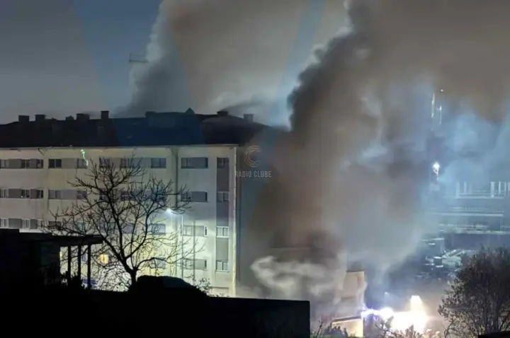 Incêndio em garagem destrói várias viaturas em Paços de Ferreira