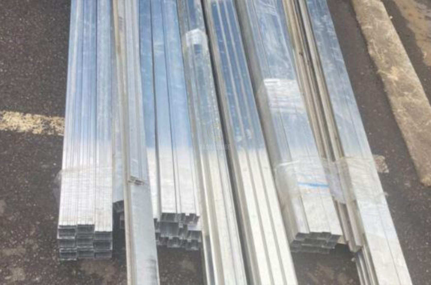 Dois detidos por furto de metais não preciosos