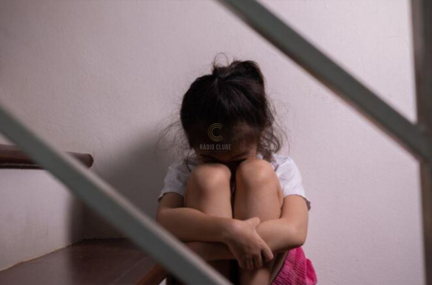 Uma mulher ou menina foi morta por companheiro ou familiar a cada dez minutos em 2024