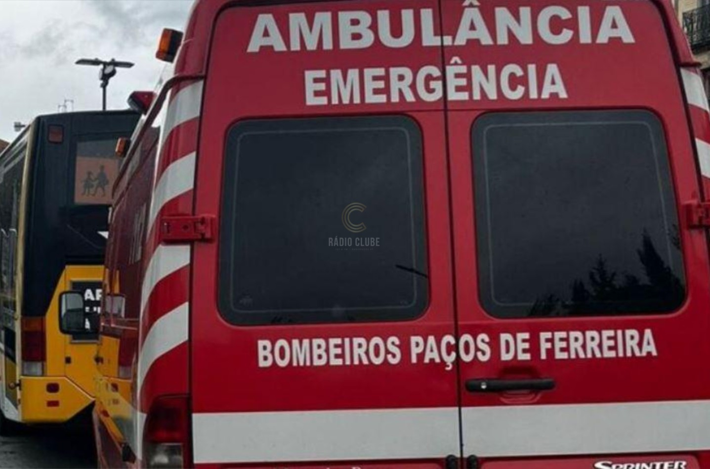 Colisão entre três viaturas junto à escola de Meixomil faz um ferido encarcerado