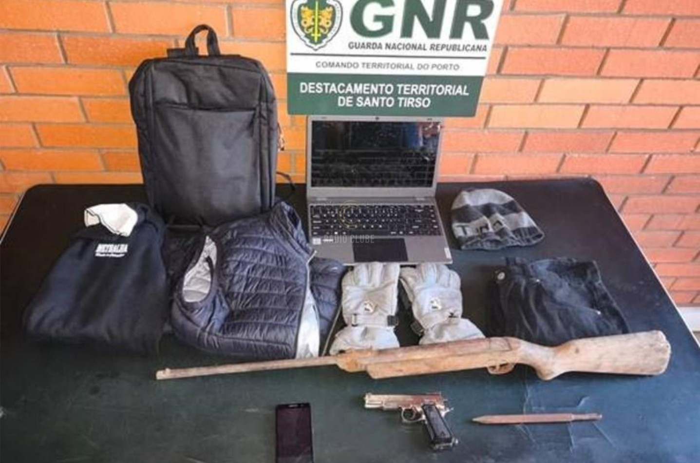 Arguido por furtos em estabelecimento de ensino e em estabelecimento comercial