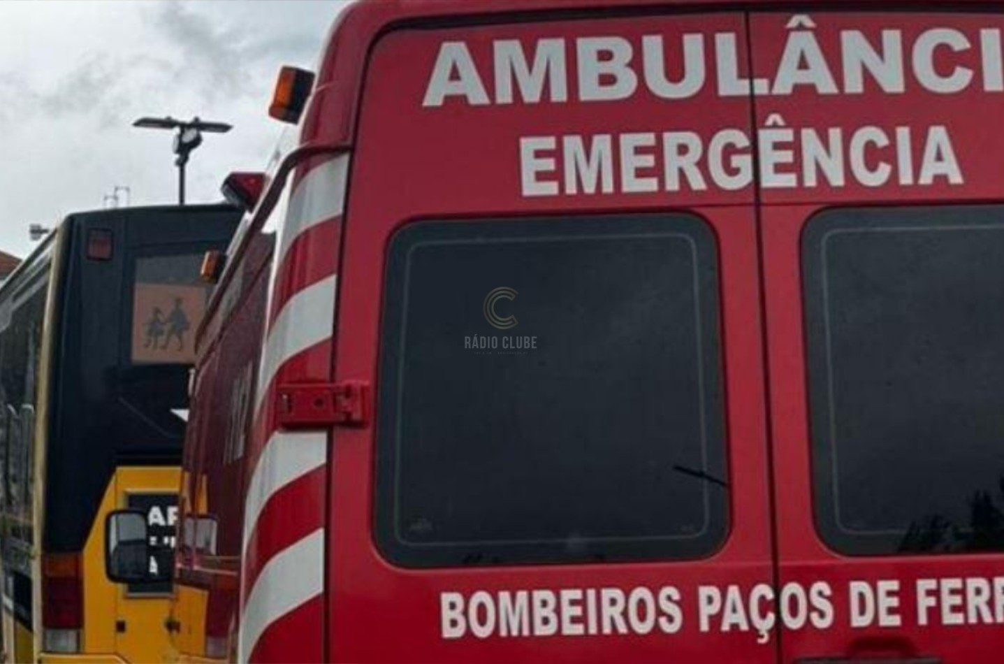 Homem de 95 anos fica encarcerado após colisão em Meixomil