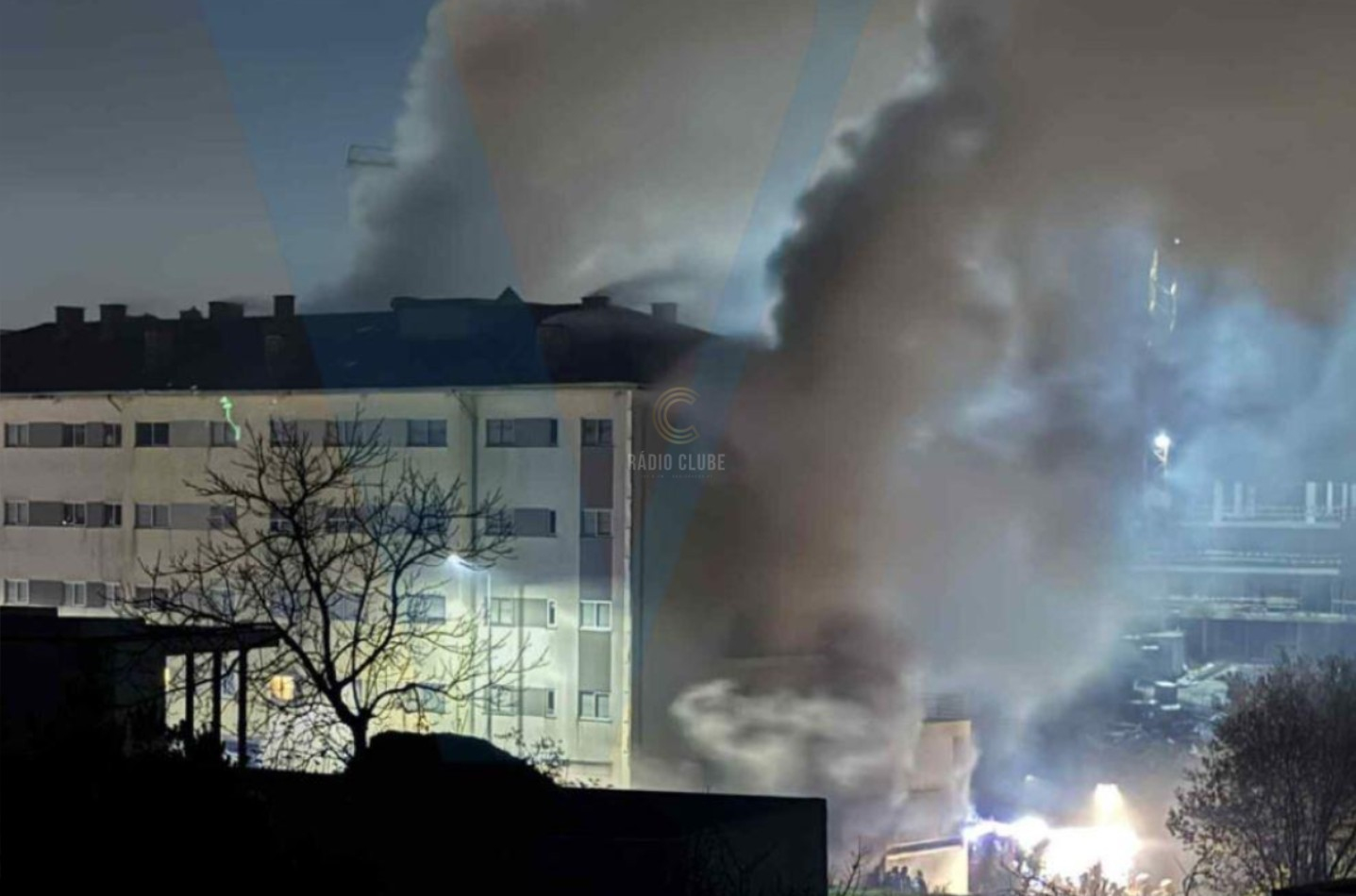 Incêndio em garagem destrói várias viaturas em Paços de Ferreira