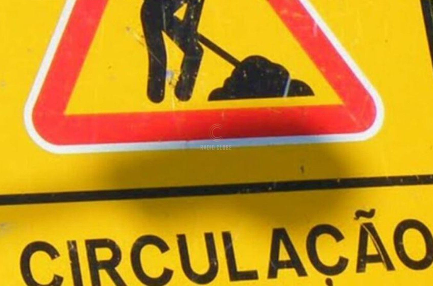 Obras de saneamento condicionam trânsito na Rua Dr. Leão de Meireles em Paços de Ferreira