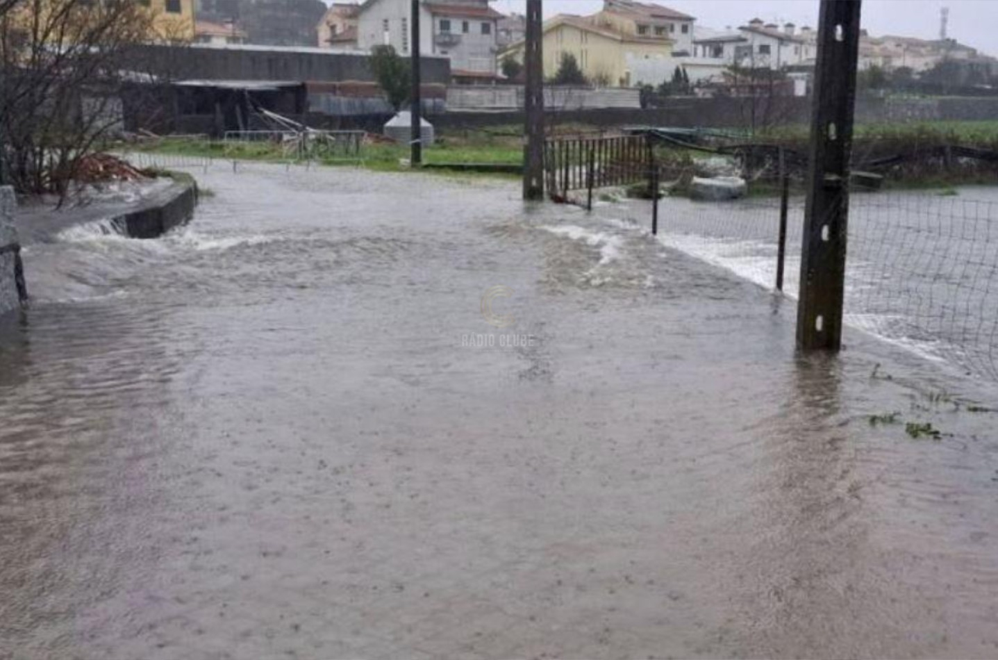 Chuva intensa obriga ao corte de trânsito em Meixomil