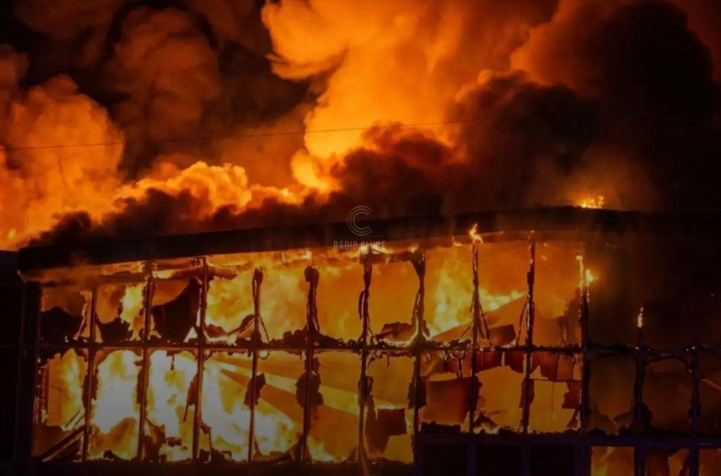 Grande incêndio destrói complexo de armazéns em Sobrosa